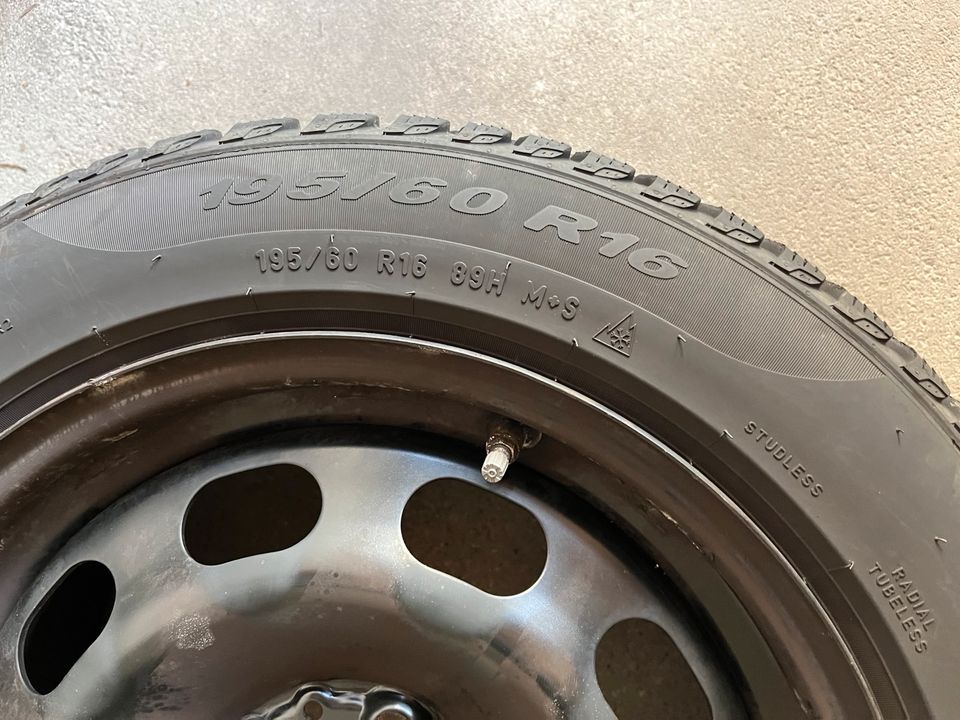 Pirelli Winterreifen 195/60 R16 für BMW 1 in Chemnitz