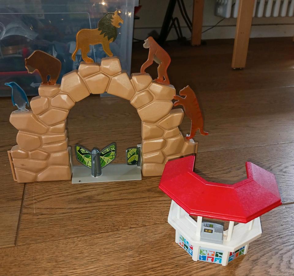 Playmobil Zoo Zubehör Eingang, Zäune, Pfleger, Futter, Pflanzen in Freiburg im Breisgau