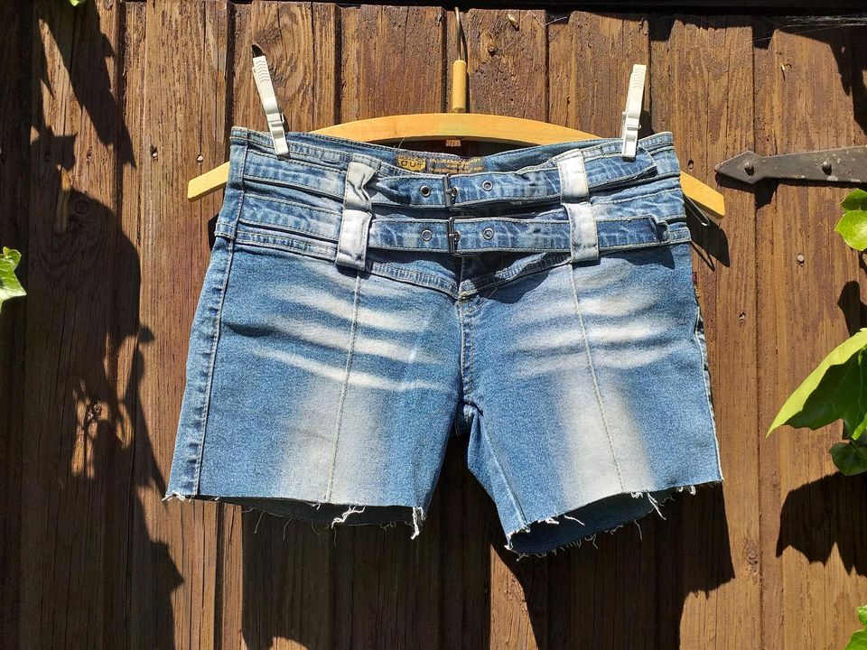 Brasilianische Batik Stretch Jeans Shorts mit Doppelgürtel in Billerbeck