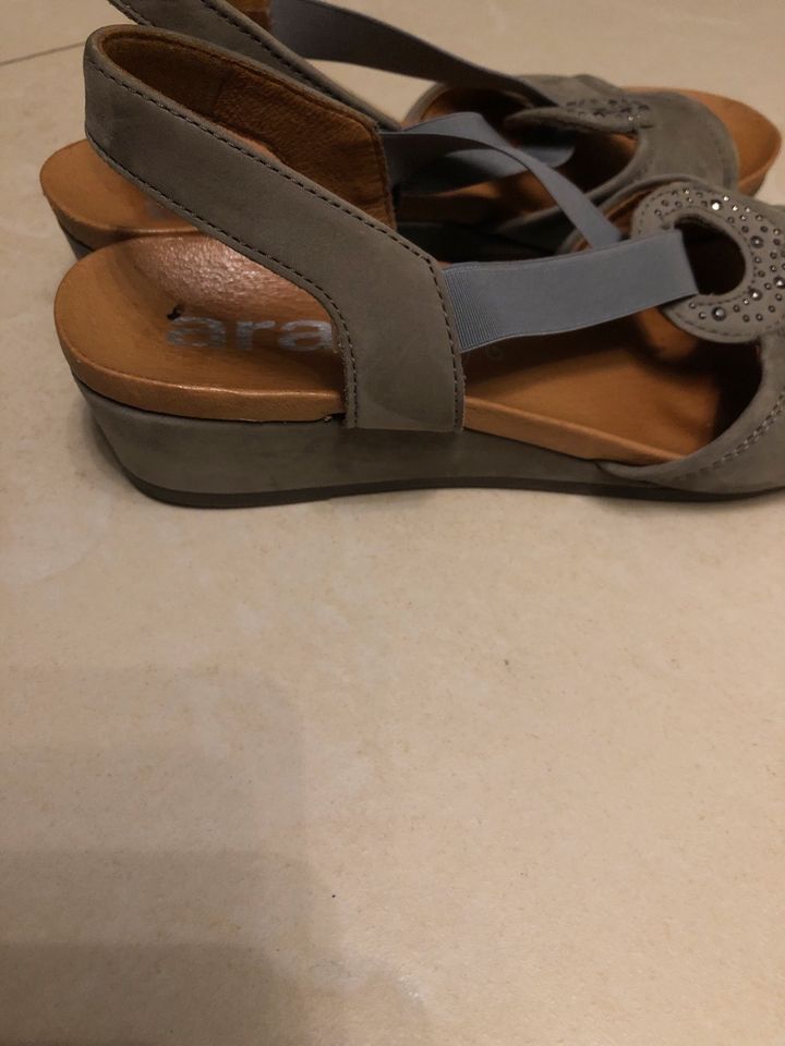 ARA Sandalen neu-wertig Größe 4,5 bzw. 37,5 beige-grau in Breunigweiler