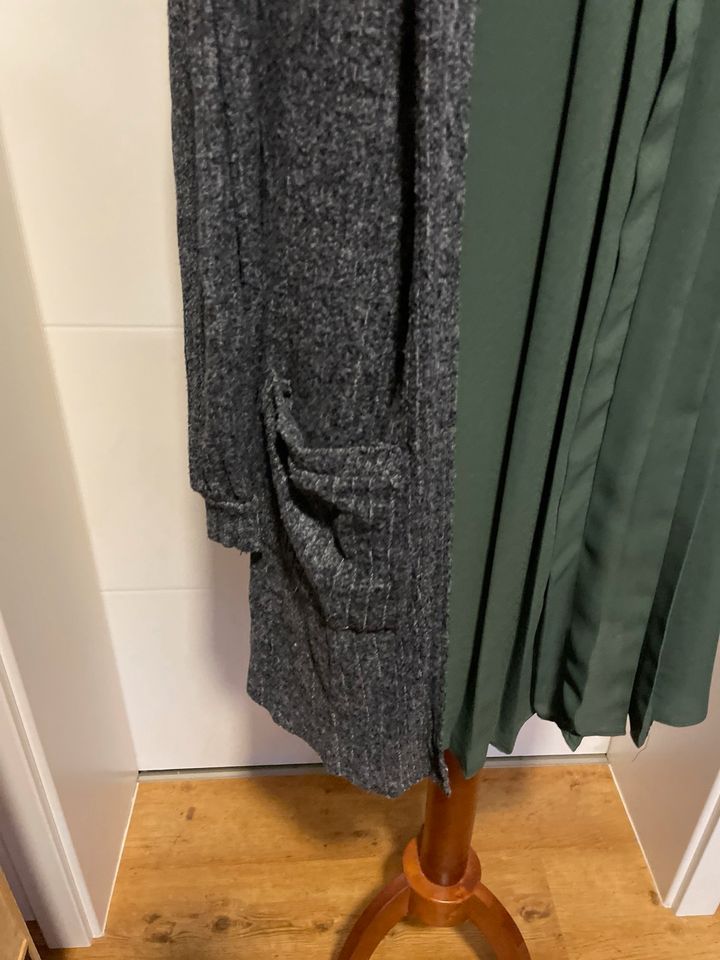 Schöne Strickjacke lang von Only Größe M grau in Freiamt