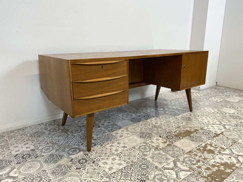 WMK Besonders schöner & gut erhaltener großer Mid-Century Schreibtisch , freistehend, mit Schubladen, Ausziehplatte & formschönen Holzgriffen # Arbeitstisch Desk Sekretär Bürotisch Vintage 50er 60er in Berlin