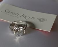 Neu: Sarah Kern Silber-Ring platiniert, rhodierter Zirkon, Gr. 17 Frankfurt am Main - Sachsenhausen Vorschau