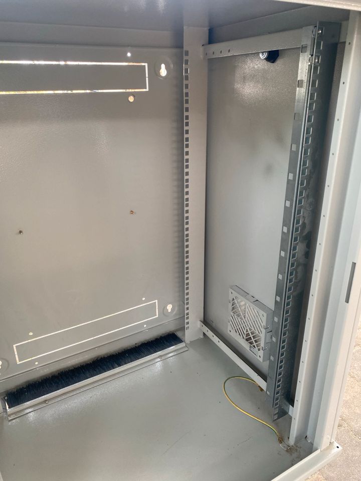 Serverschrank mit Glastür Hängeschrank Server Computer Schrank in Gransee