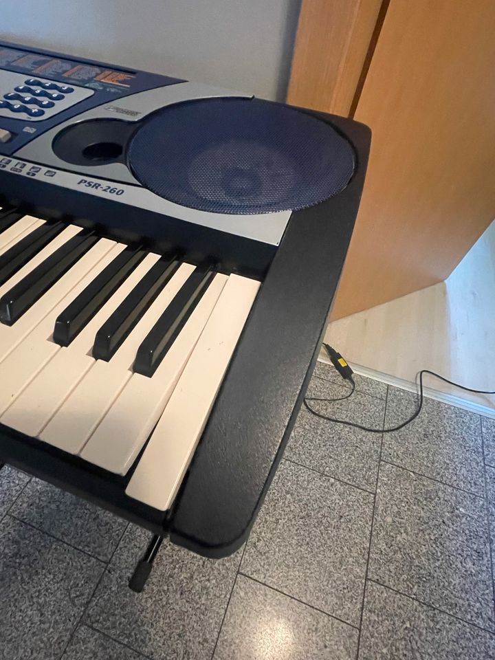 Piano (YAMAHA PSR-260) mit Ständer in gutem Zustand in Wolfenbüttel