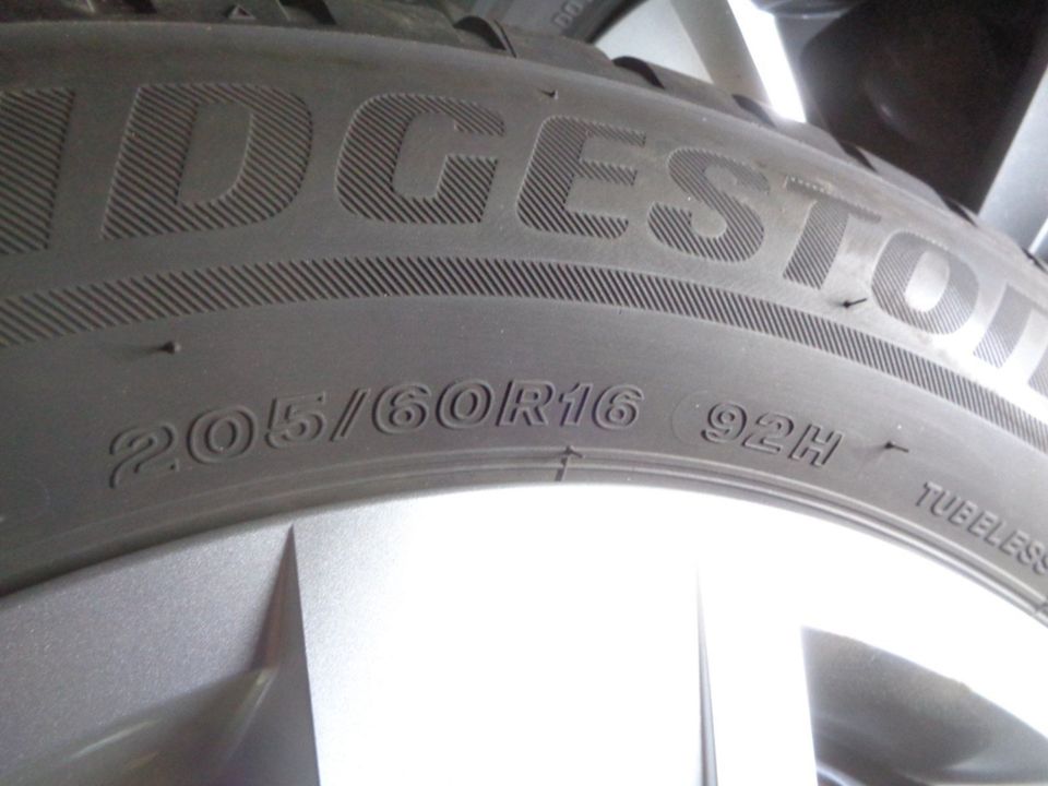 Bridgestone 205/60R16 92H WR auf Stahl mit Radzierblenden T-Roc in Meerbusch