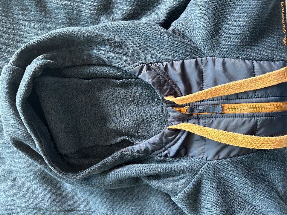 Dünne Quechua Jacke tailliert in  M /unisex in Ritterhude