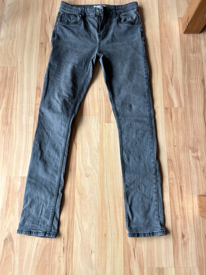 C&A jungen Skinny Jeans grau 176 in Babenhausen