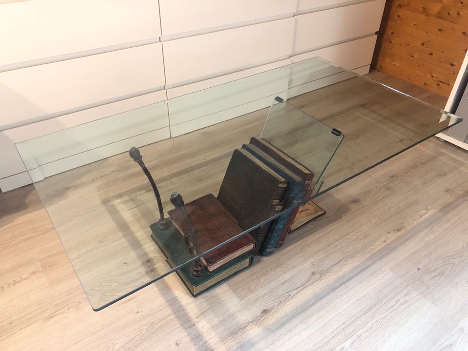 Italienischer Glas Couch Tisch mit Steinfuß in Bücher Optik in Waldsassen