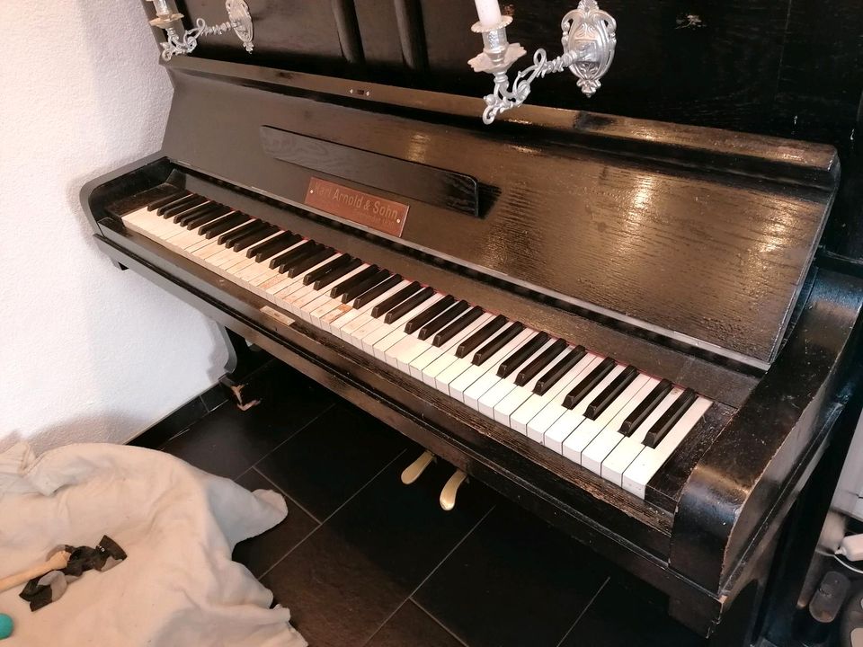 Klavier,, antik..... in Esthal