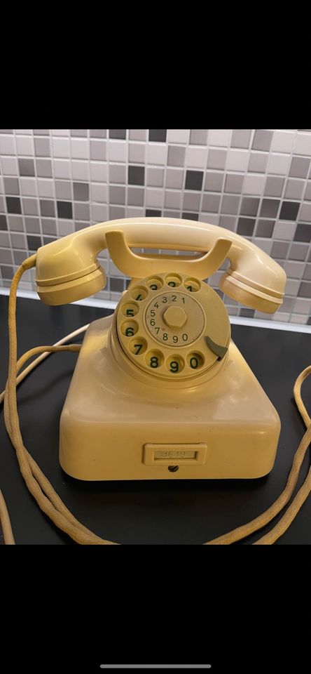 Telefon aus früheren Zeiten, alt , weiß in Niebüll