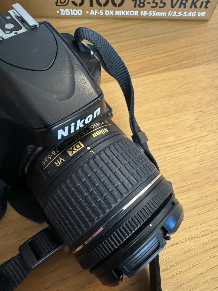 Nikon D5100 SLR Digitalkamera m. schwenk- u. drehbarer Monitor - in Berlin