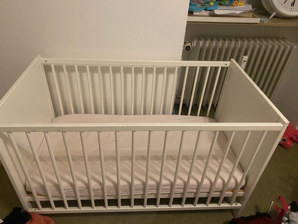 Babybett Kinderbett mit Matratze in Nürnberg (Mittelfr)