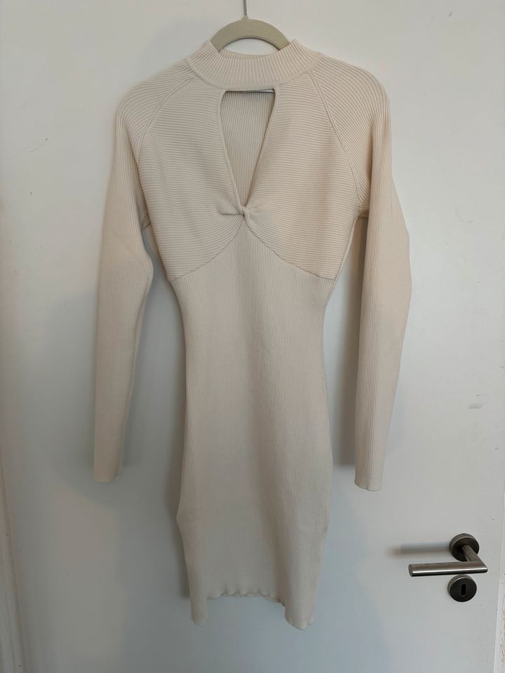 Guess Kleid Strick warmweiss/ beige in Frankfurt am Main