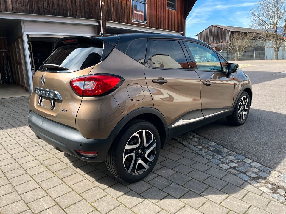 Renault Captur Elysee in Pförring