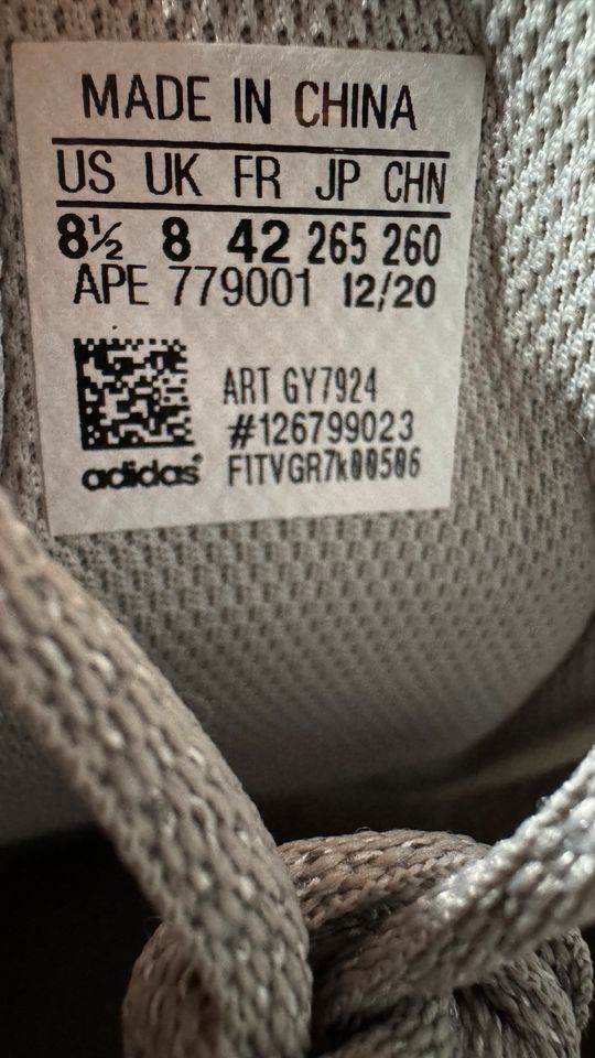 Yeezy Boost 700 V2 Cream 42 (GY7924) in München