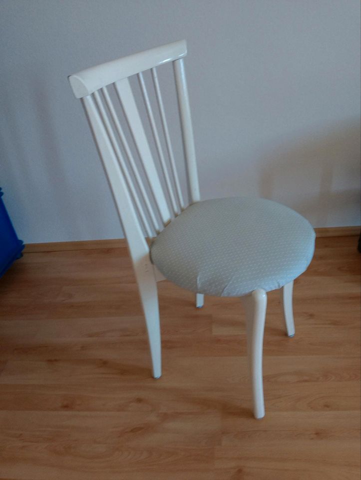 3 Vintage Scandi Shabby Stühle inkl 3 Felle und Rest.Stoff in Bremen