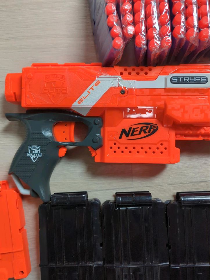 Nerf Stryfe Elite  mit 4 Magazinen und 150 Darts in Peissen (Holst)