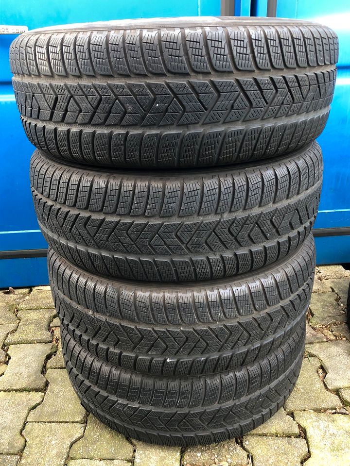 4x Winterreifen 7mm 235/65 R17 104H Pirelli in Herne