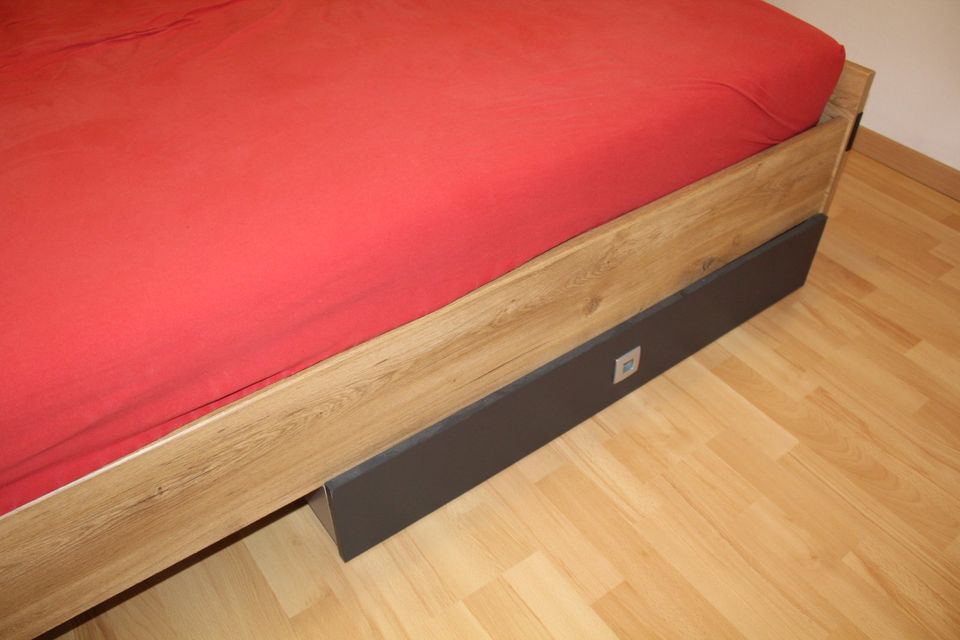 Bett mit 2 Schubk., Lattenrost, Matratze, Nachttisch und Schrank in Schwarzenbruck