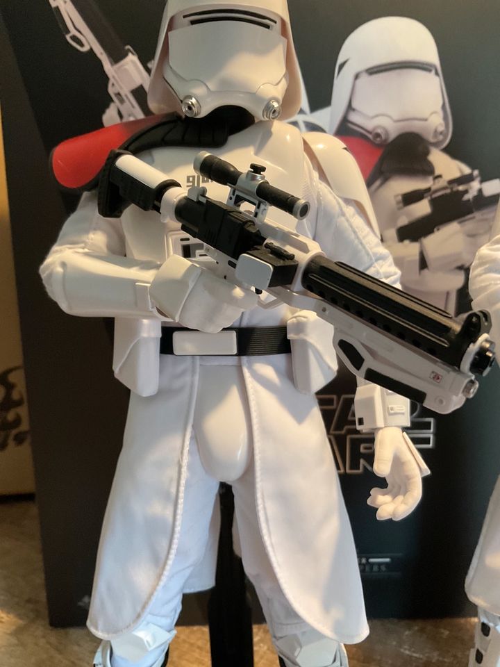 Hot Toys Star Wars First Order Snowtroppers in Schmallenberg