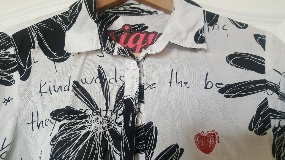 Tolle Desigual Bluse weiß/schwarz Blumenprint Gr. S NEUWERTIG in Seegebiet Mansfelder Land