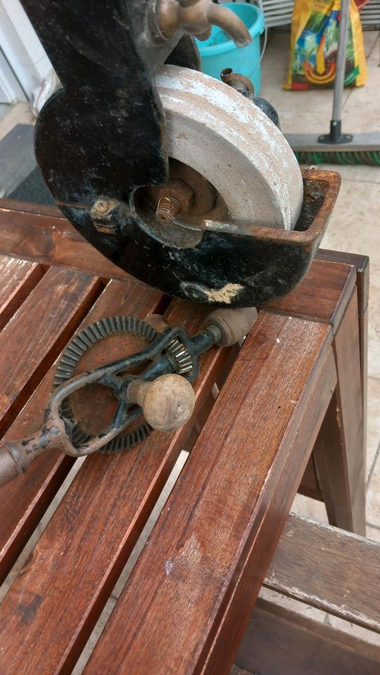 Antikes Werkzeug (Schleifstein, Handbohrer) in Gröbenzell