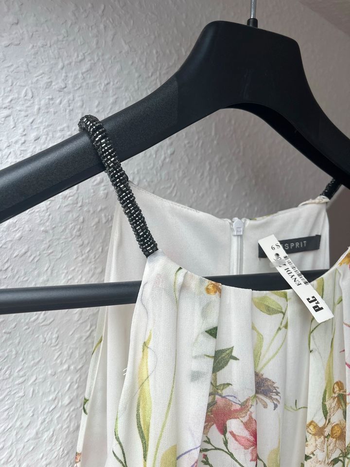 Schickes weißes Kleid mit Blumenprint von Esprit in 40 in Düsseldorf