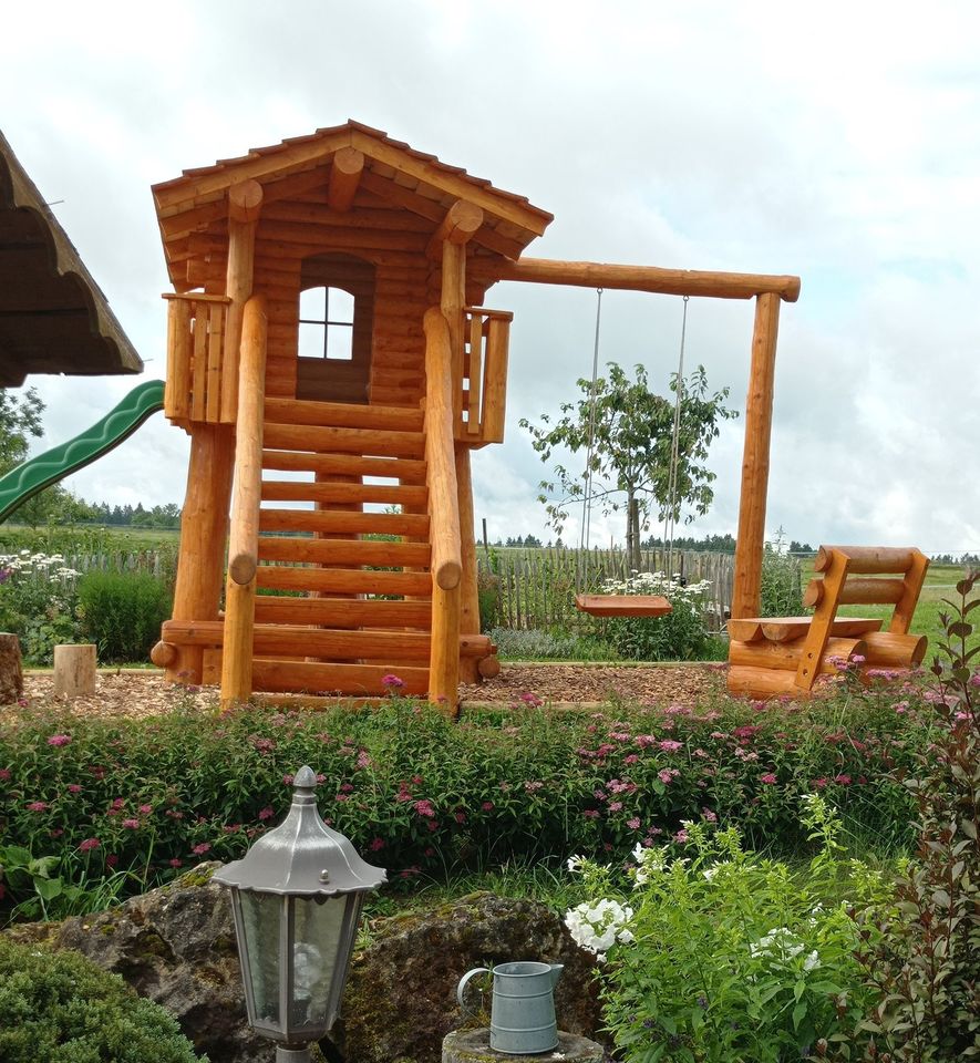 Kinderspielhaus - Stelzenhaus, Rundstammhaus von Blockstammholz in Heidenrod