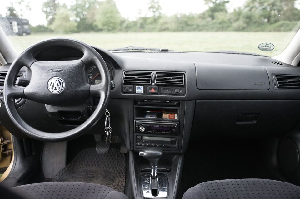 VW Golf 4 1.6 Automatik Klima Bj.1999 154.000km in Langenselbold