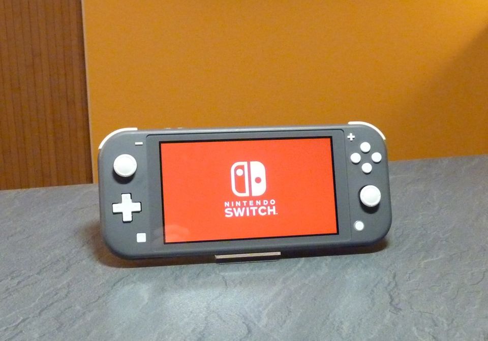 Nintendo Switch Lite mit Garantie / Rechnung - Top-Zustand !!! in Berlin