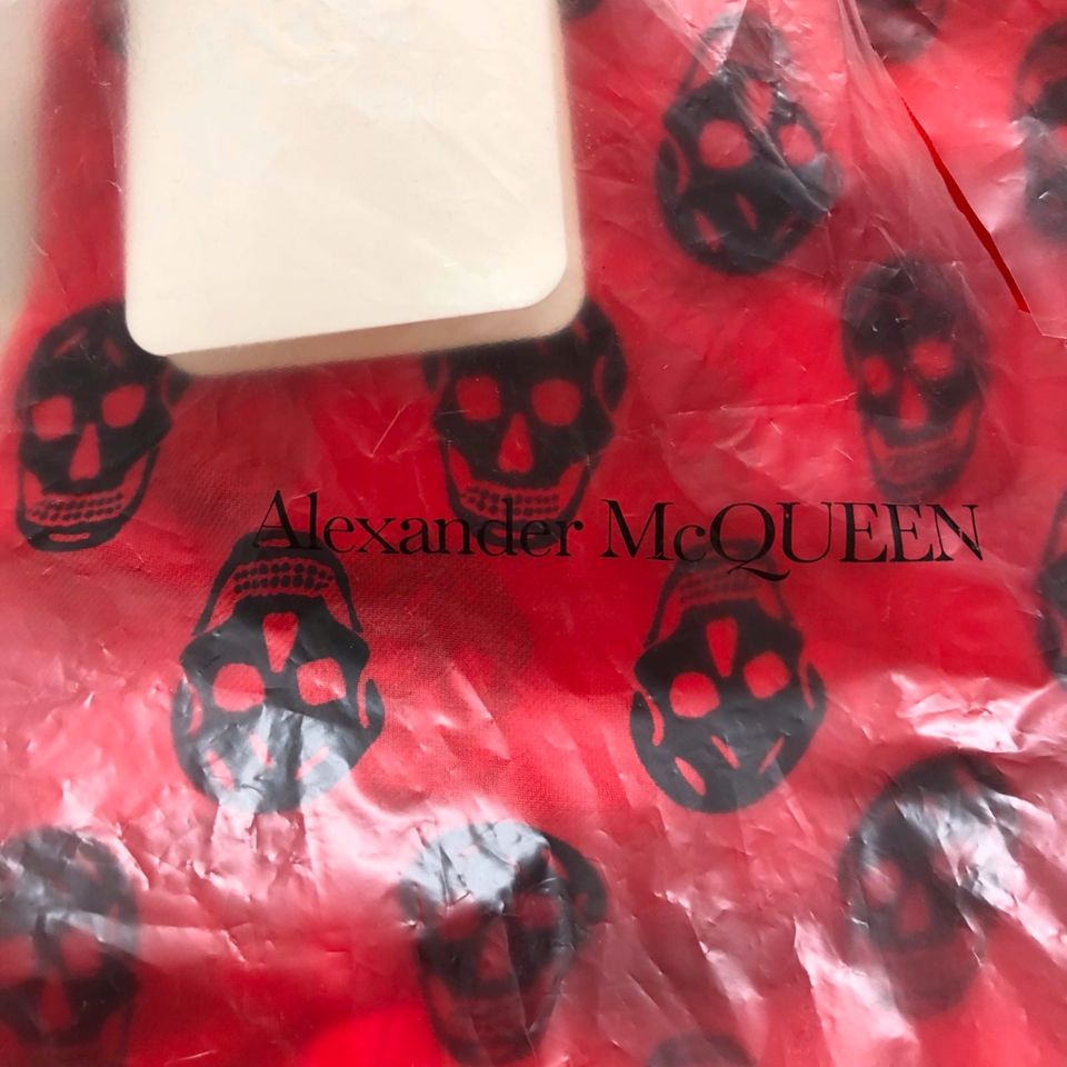 Alexander McQueen  "Skull" Tuch in rot Totenkopf Neu in Lennestadt