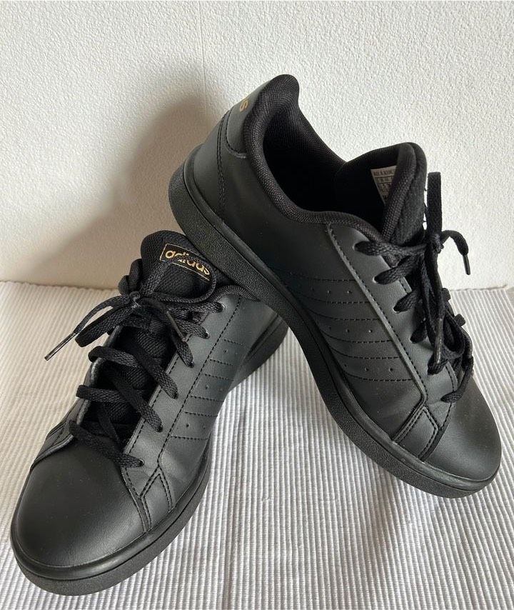 Top Adidas Superstar 38 Neuw schwarz gold Fehlkauf Sneaker Damen in  Nordrhein-Westfalen - Oberhausen | eBay Kleinanzeigen ist jetzt  Kleinanzeigen