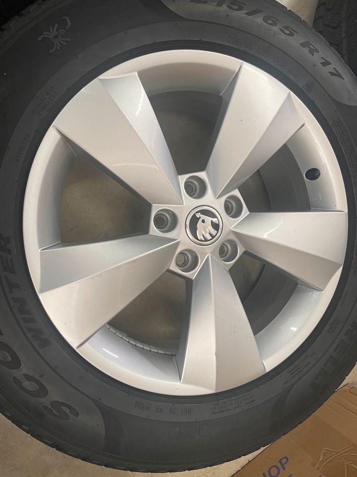 Originale Skoda Kodiak NS Winterreifen Räder 215/65 R17 Zoll in Oberhonnefeld-Gierend