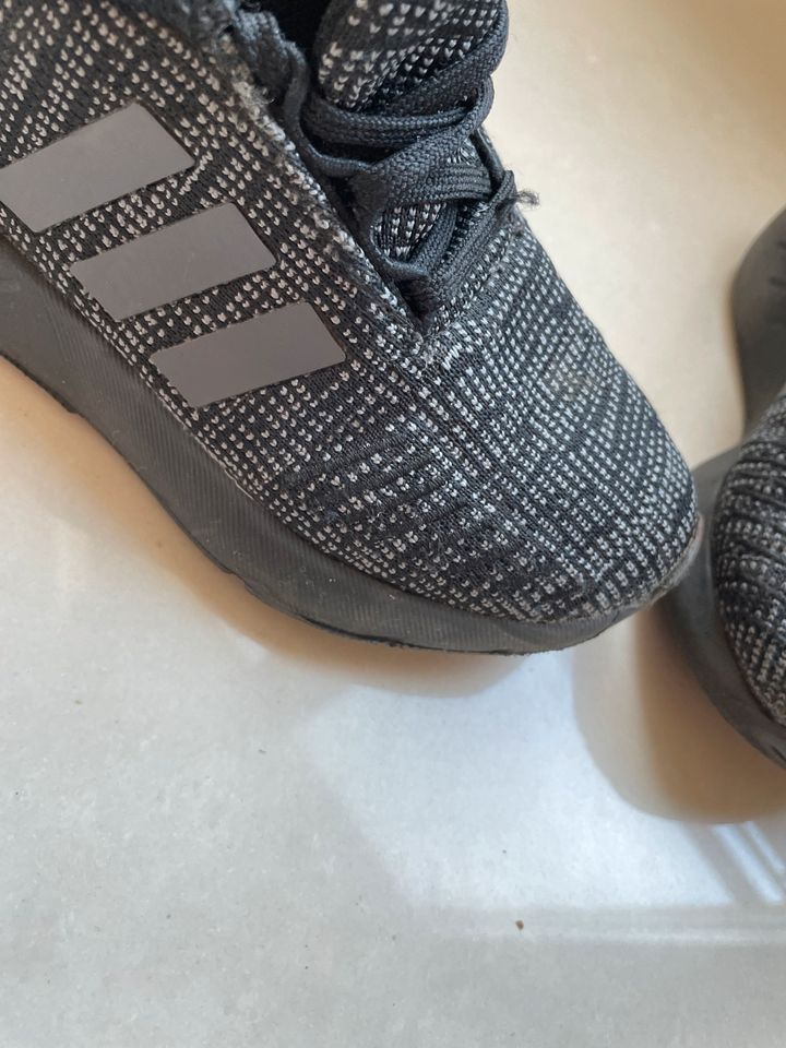 Adidas Schuhe Turnschuhe neuwertig schwarz 29 in Cottbus