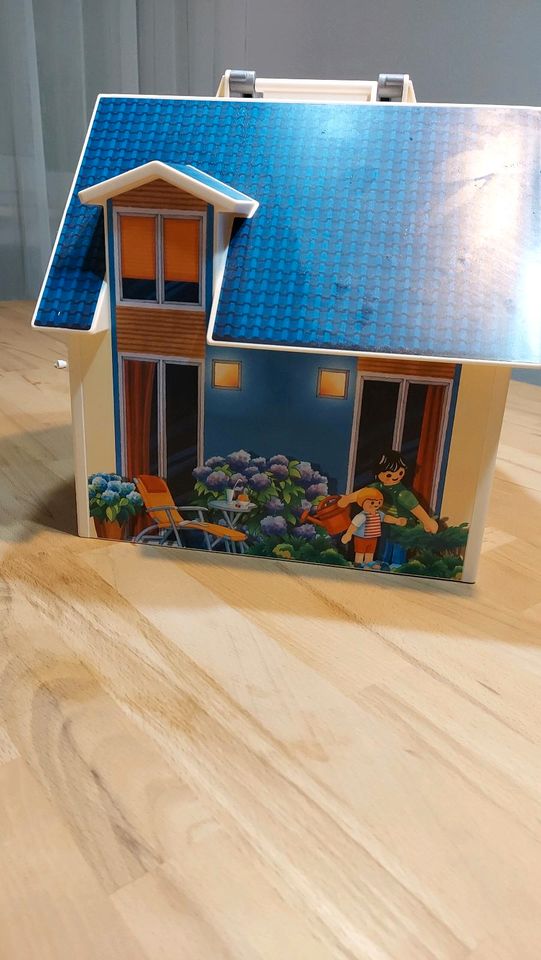 Playmobil Haus mit Playmobil Spielzeug in Großkrotzenburg