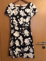 Schwarzes Kleid mit weißem Blumenmuster Baden-Württemberg - Pfullendorf Vorschau
