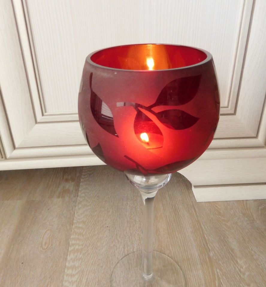 großes Weinglas Kelch Pokal Glas Teelicht Stielglas rot in Klein Rönnau