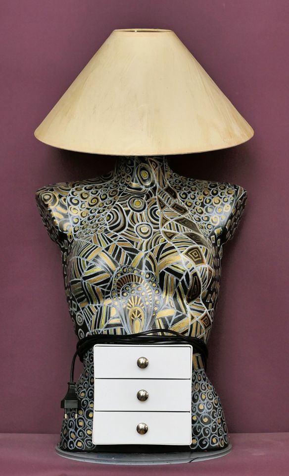 Eye-Cat­cher Schaufensterfigur  ( Torso ) mit Lampe u. Schubladen in München