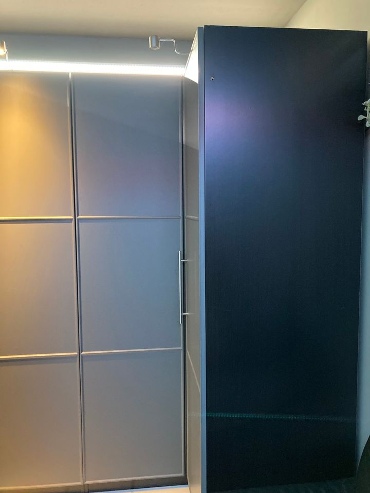 Pax Kleiderschrank mit Spiegeltüren und Innen/ Außen Beleuchtung in Waghäusel