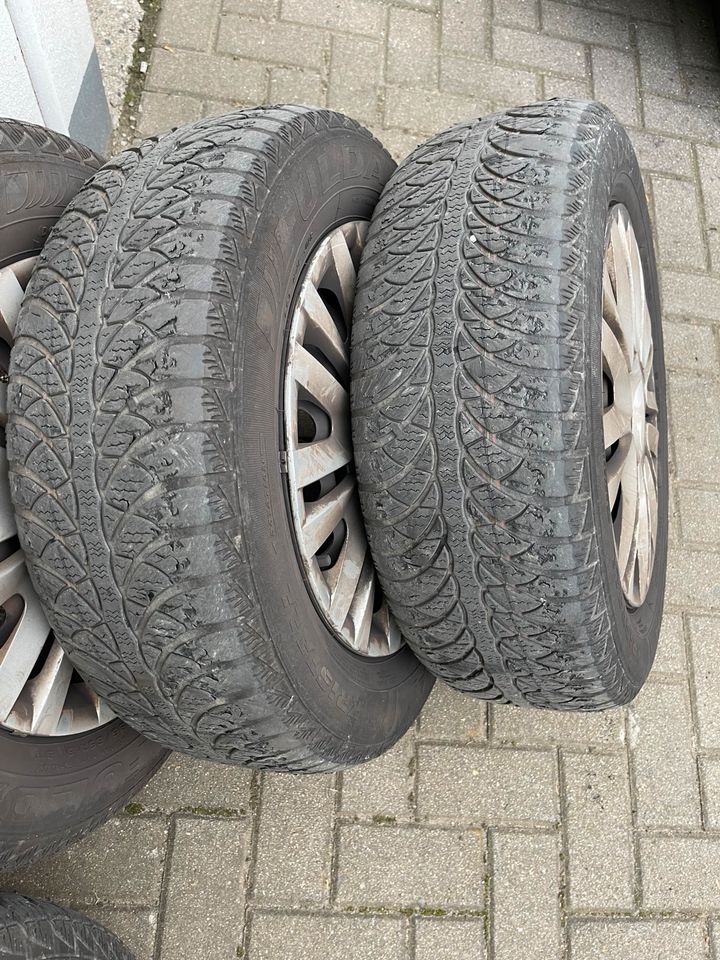 Winterreifen 195/65R15 91T mit Original VW Radkappen Golf 5,6,7 in Wolfenbüttel