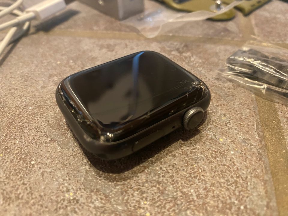 Apple Watch 4; 44mm; Viel Zubehör in Buchloe