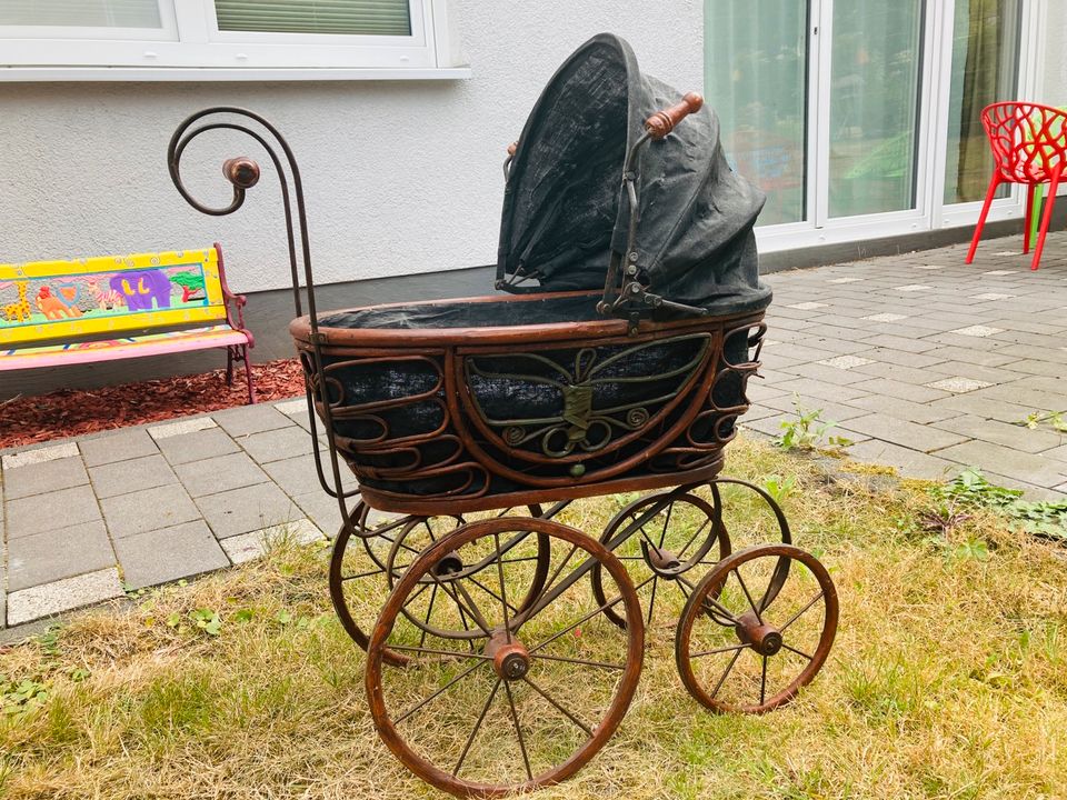 Antiker Puppenwagen Dekoration in Düsseldorf