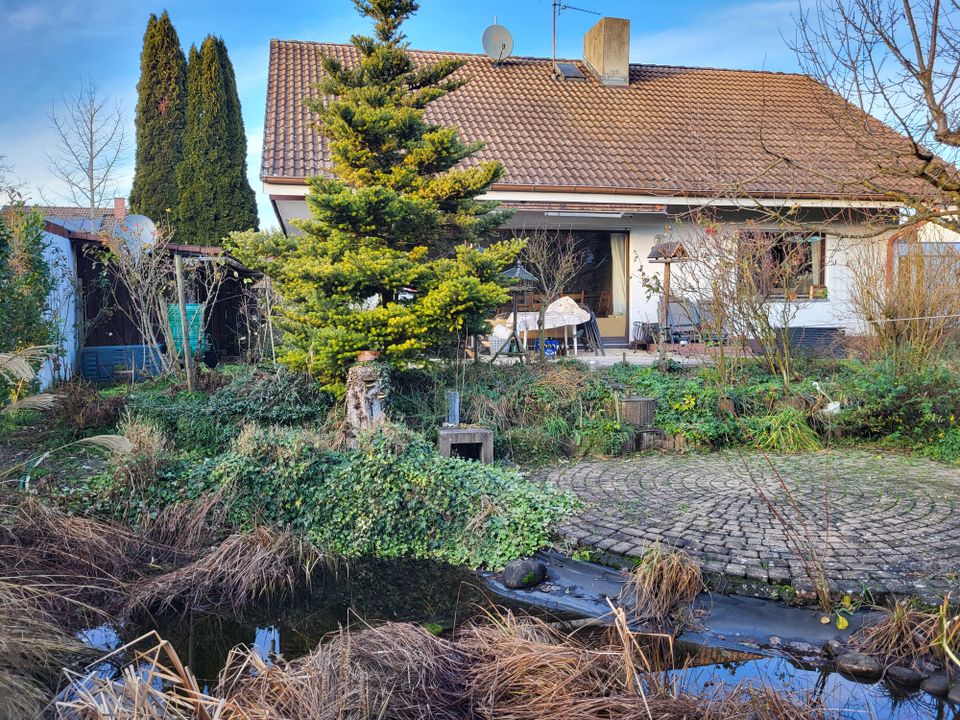 Freistehendes Einfamilienhaus mit Garten und Garagen in Uhldingen-Mühlhofen