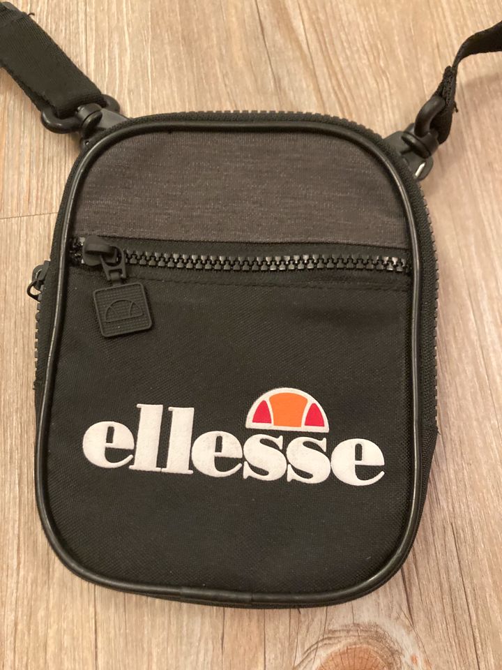 ellesse Templeton Brusttasche Bauchtasche in Berlin