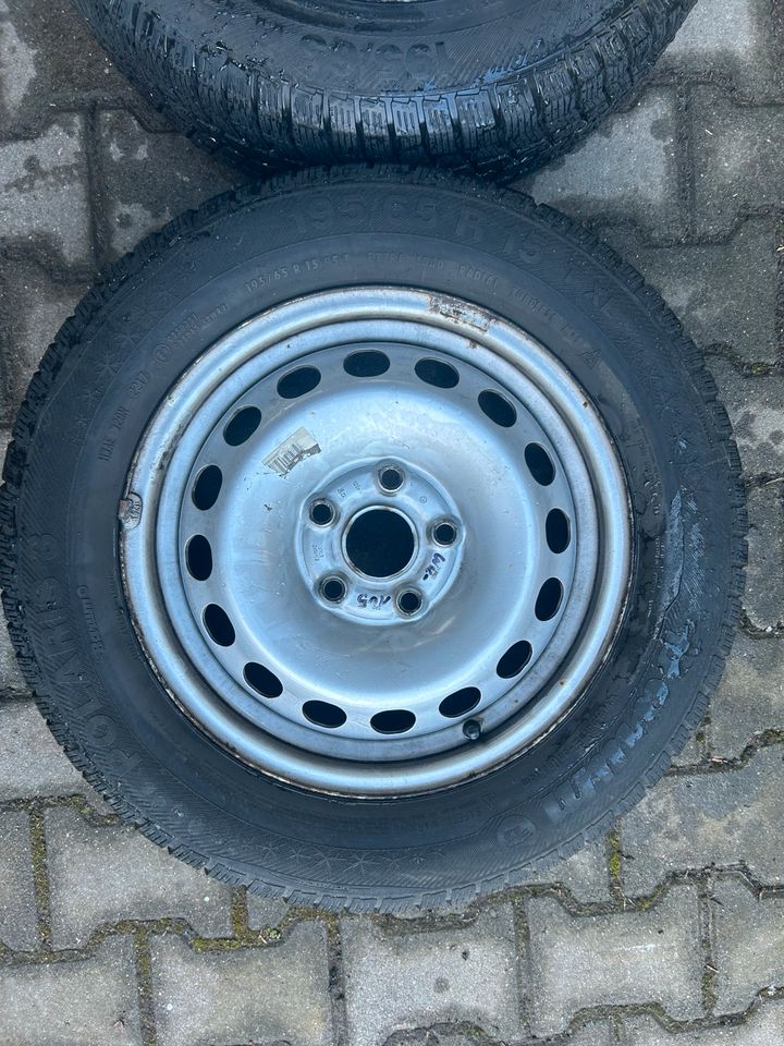VW Caddy Stahl Felgen 2K0601027B Winter Reifen 195/65R15 95T in Jüchen
