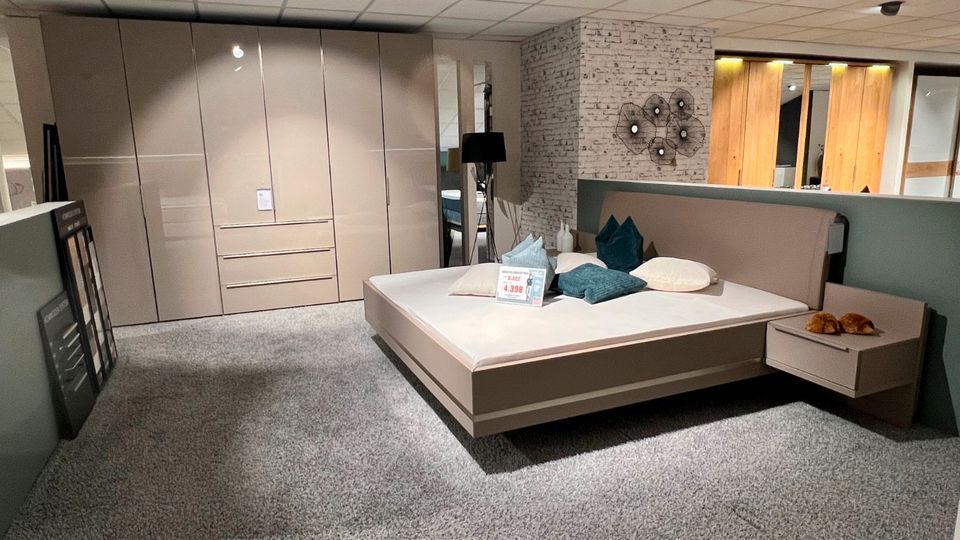 Schlafzimmer Kleiderschrank 300 cm, Bett 200- 200 cm, 2 Nakkos in Werlte 