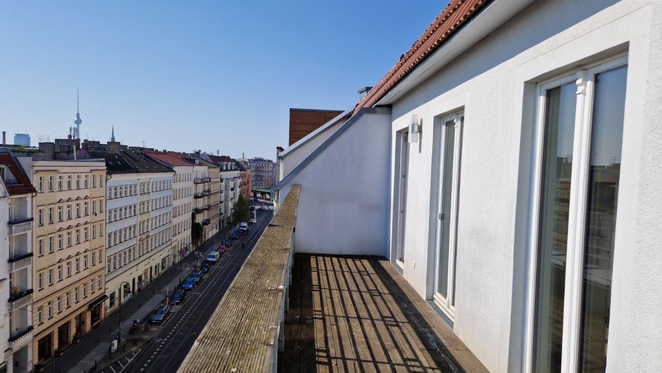 Sonnige, helle DG-MAISONETTE Wohnung mit zwei Terrassen, Einbauküche und Lift in Berlin