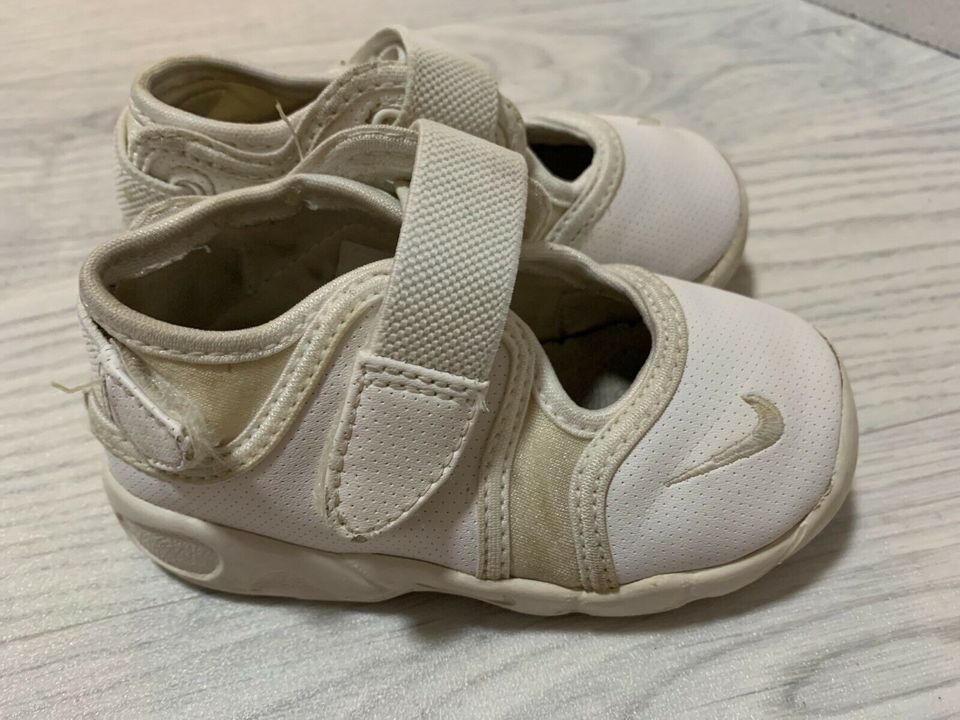 weiße Nike Babyschuhe Sneakers Sneaker Baby Sportschuhe Gr. 23 in Düsseldorf