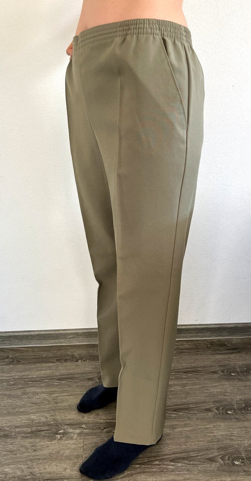 Damenhose Kurzgröße 24 = ca. 48 Normalgröße Polyester lindgrün in Regenstauf